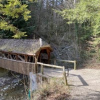 Pont à côté du barrage de l'Arboretum