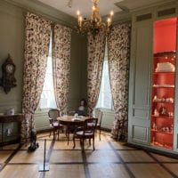 Salle avec table pour le thé au Château de Prangins