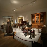 Salon avec robe et piano au Château de Prangins