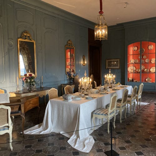 Salle avec table dressée pour le souper au Château de Prangins