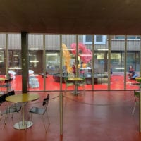Couloir avec vue sur tables de pique nique du Technorama de Winterthur