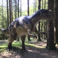 Sculpture d'Alosaure au Parc Dino-Zoo de Charbonnieres Les Sapins