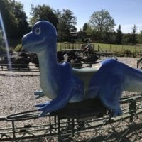 Attraction Dino-Galopant pour les enfants au Parc Dino-Zoo de Charbonnieres Les Sapins