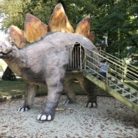 Sculpture ludique de Stégosaure pour les enfants au Parc Dino-Zoo de Charbonnieres Les Sapins