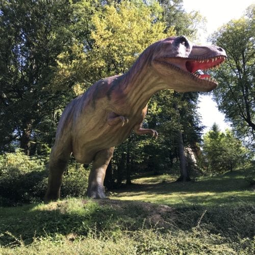 Sculpture de Tyrannosaure Rex au Parc Dino-Zoo de Charbonnieres Les Sapins