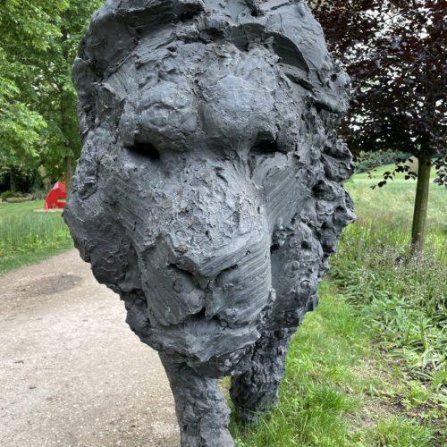 Sculpture de lion de Peter Obels au jardin des iris du chÃ¢teau de Vullierens