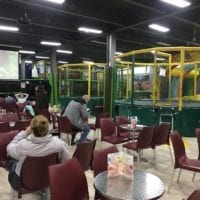 Trampolines et espace restauration à Jayland Crissier