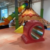 Structure d'escalade, toboggan et jeu angry birds à Kids Fun Park Etoy