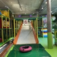 Structure avec toboggan pour bouées à Kids Fun Park Etoy
