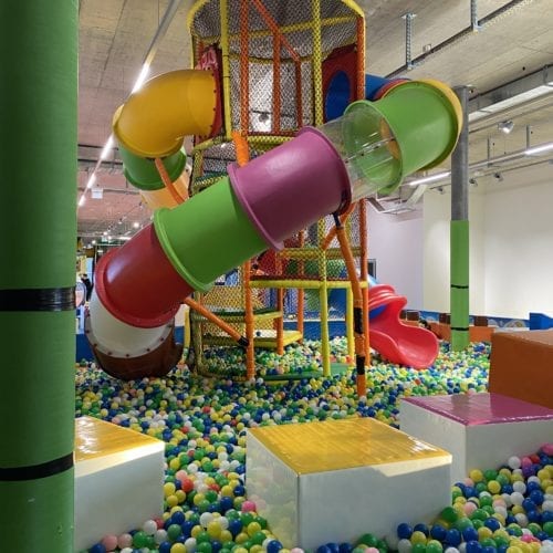 Structure avec toboggan, parcours d'équilibre et piscine à boules à Kids Fun Park Etoy