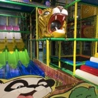 Structure de jeux avec toboggan à Kids Fun Park Etoy