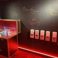 Signatures du groupe au musée studios Queen de Montreux