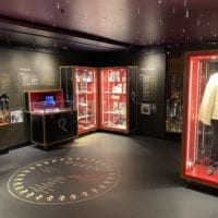 Vitrines et vidéo explicative au musée studios Queen de Montreux