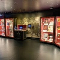 Vitrines et vidéo explicative au musée studios Queen de Montreux