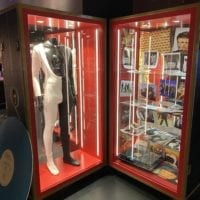 Vitrine avec costume et objets au musée studios Queen de Montreux