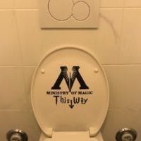 Passage dans les toilettes pour le ministère de la magie