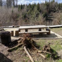 Table de pique-nique a côté du pont des brigands dans la forêt du sentier handicap et nature