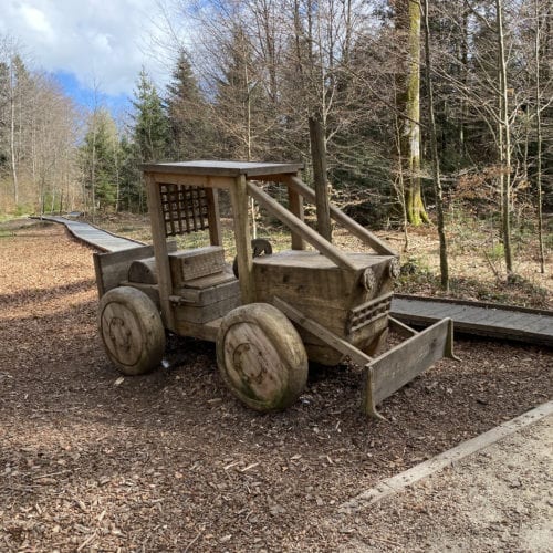 Tracteur en bois dans la forêt du sentier handicap et nature