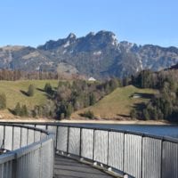 le barrage de Montsalvens et la vue
