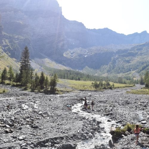 les enfants jouent au vallon de tant